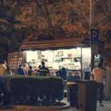 Ultima tappa nel nostro viaggio sono le paninoteche ambulanti, le cosiddette �pane e merda�. Roulotte che vendono per strada panini e patatine un po� in tutti i quartieri della citt�, anche se le pi� famose sono quelle presenti sul lungomare Araldo di Crollalanza